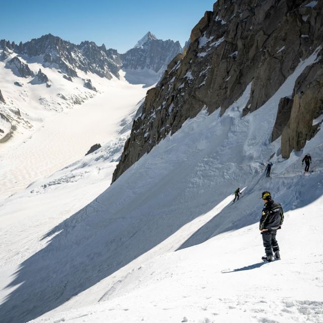 Sur la Trace des Grands, la sécurité passe avant tout !  Un immense merci aux équipes des Grands-Montets, au CNEAS, à EVO2, et à l’ESF d’Argentière qui travaillent sans relâche pour sécuriser les parcours et vous permettre de profiter pleinement de l’événement 🙏  Grâce à leur engagement, vous pourrez évoluer sur des itinéraires encadrés avec sérénité et profiter de la montagne dans les meilleures conditions !  👉 Présents sur le terrain, ils veillent à votre sécurité tout au long du parcours !